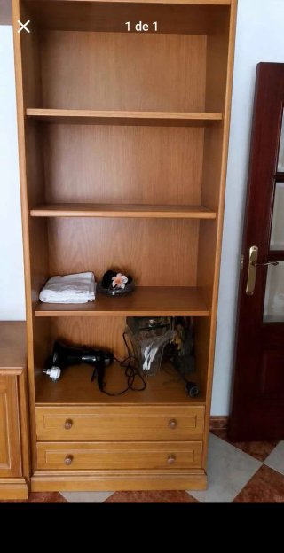 Estantería de madera con cajones