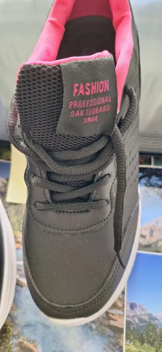 Zapatillas deportivas negras y rosas
