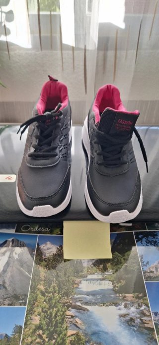 Zapatillas deportivas negras y rosas