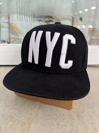 Gorra NYC con visera plana negra