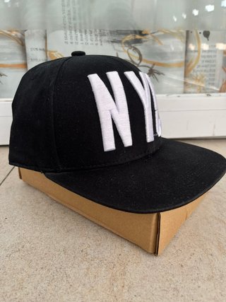 Gorra NYC con visera plana negra
