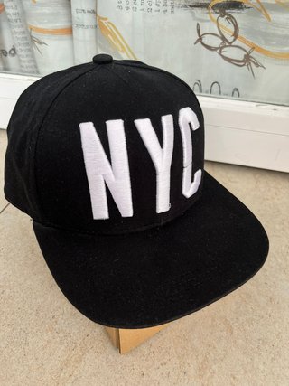 Gorra NYC con visera plana negra