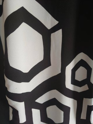Vestido negro Desigual con estampado