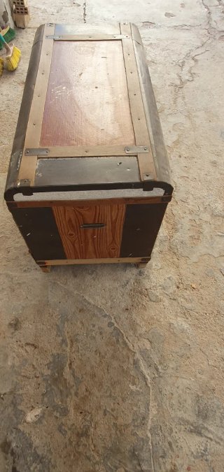 Baúl de madera y metal