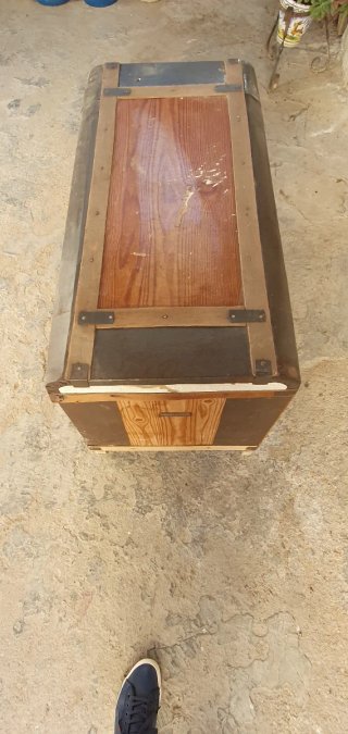 Baúl de madera y metal