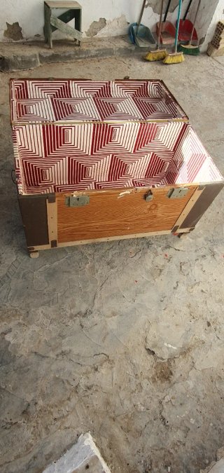 Baúl de madera y metal