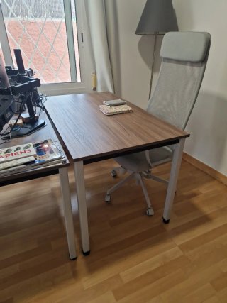 Escritorio de madera y patas de metal gris
