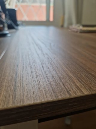 Escritorio de madera y patas de metal gris
