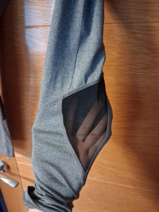 Mallas deportivas grises con rayas