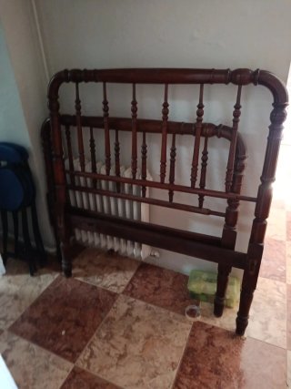 Cabecero de madera marrón
