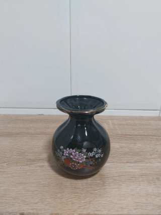 Jarrón de porcelana negro con flores.mide 11cm