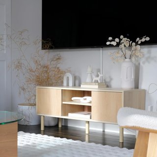 Mobile porta TV fino a 50'' con scomparti aperti e armadi con ante scorrevoli, tavolo basso da soggiorno con 2 fori per cavi, 115X40X49cm