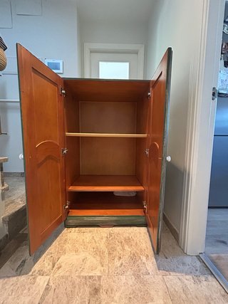 Mueble de madera con detalles en verde