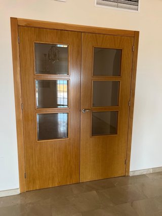 Puerta doble madera con cristales