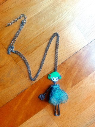Colgante muñeca vestido bolillos artesanal