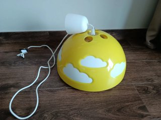 Lámpara infantil amarilla con nubes