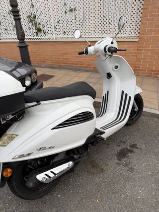 Daelim Besbi 125cc Scooter Blanca