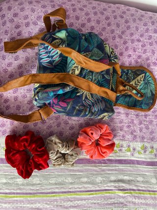 Mochila y 3 coleteros estampado floral
