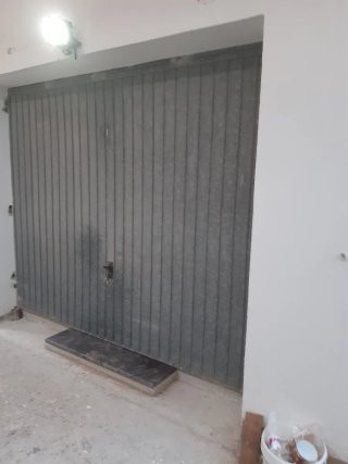 Portón basculante metálico con muelles