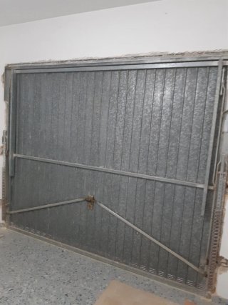 Portón basculante metálico con muelles
