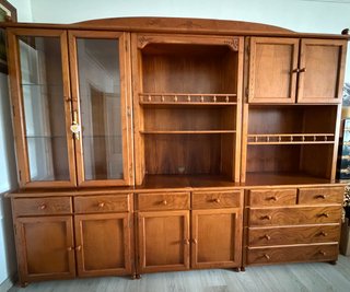 Mueble de salón de madera y cristal