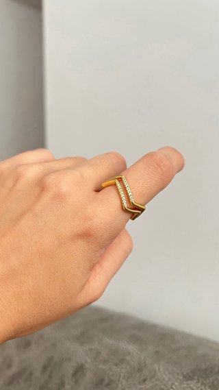 Anillo dorado con circonitas