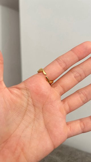 Anillo dorado con circonitas