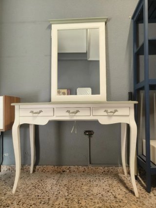 Mesa de entrada blanca y madera