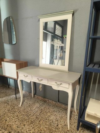 Mesa de entrada blanca y madera