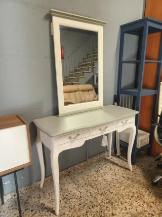 Mesa de entrada blanca y madera
