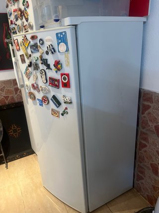 Congelatore bianco di marca several