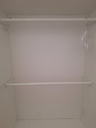 Armario blanco de 2 puertas con rieles para colgar