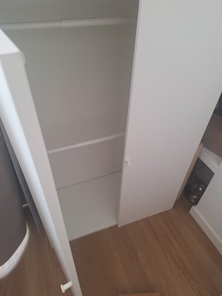 Armario blanco de 2 puertas con rieles para colgar