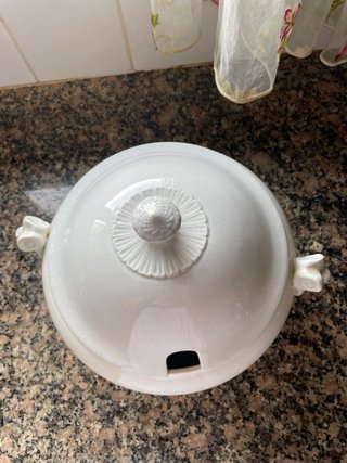 Sopera antigua de cerámica