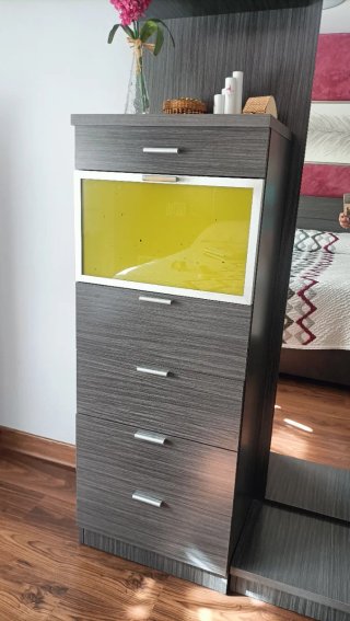 Dos mesitas de noche, zapatero y cómoda con espejo