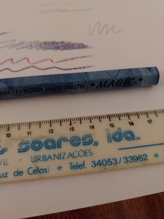 Lote material escolar: lápis, canetas e régua
