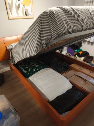 Testiera e contenitore per letto
