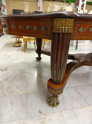 Grande tavolo in intarsio e decorato in bronzo per 12 persone