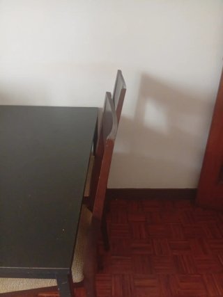 Mesa y 4 sillas comedor