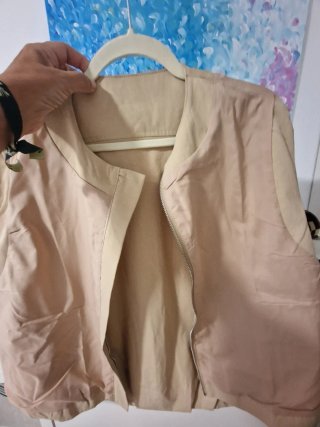 Chaleco beige con cremallera