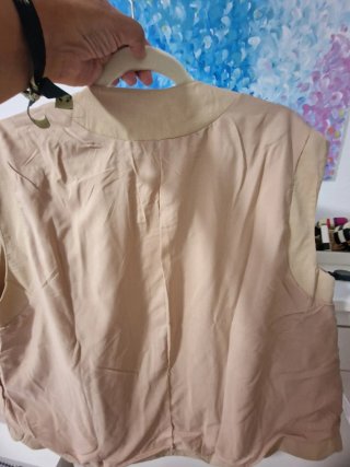 Chaleco beige con cremallera