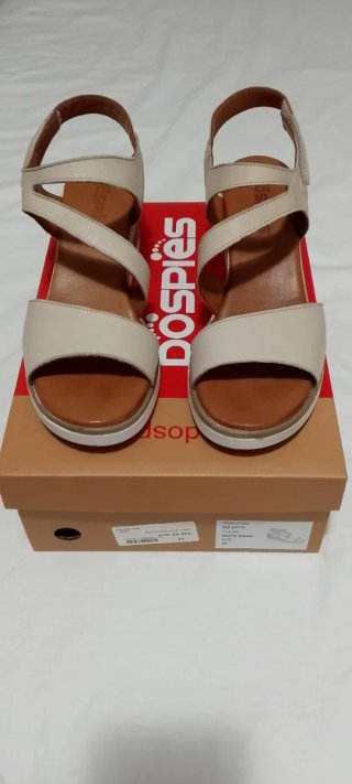 Sandalias Pies Beige y Marrón