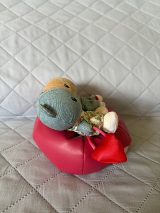 Peluche pareja ositos en un sofá