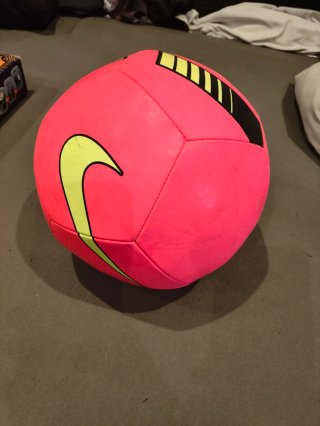 Pelota de fútbol Nike rosa