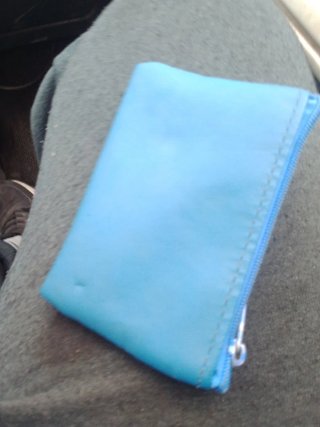 Cartera azul con cremallera