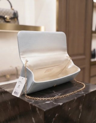 Bolso de mano azulado