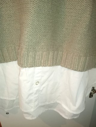 Jersey de punto verde y blusa blanca