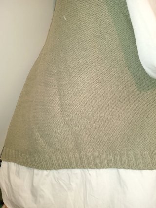Jersey de punto verde y blusa blanca