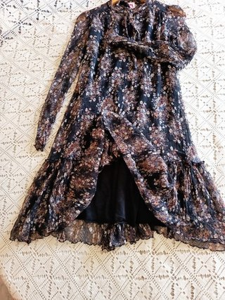 Vestido Negro de Gasa con Flores TXsS
