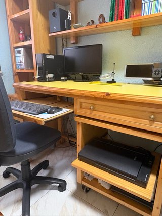 Scrivania in legno con superficie gialla